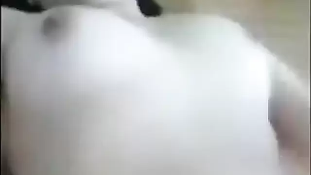 Киргизка показала молодые сиськи